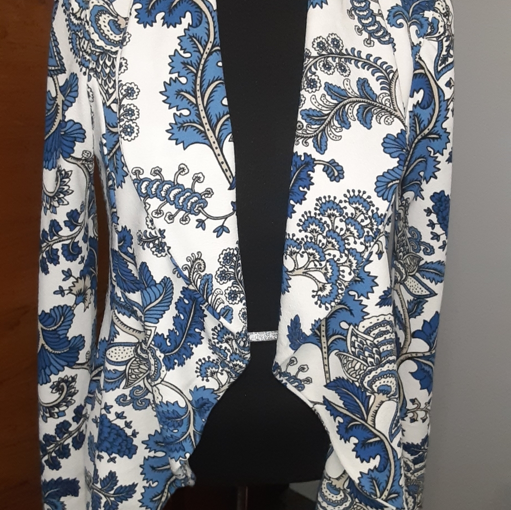 Jacket with relaxed collar